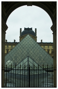 A Louvre veg piramisai